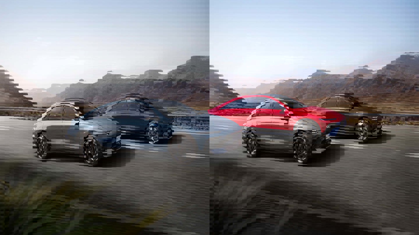 To Hyundai IONIQ 6 kører på vej ved siden af hinanden