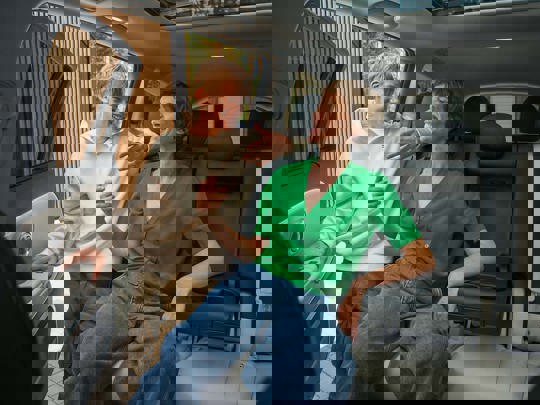 Kvinde sidder på bagsædet i IONIQ 9