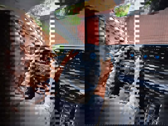 Kvinde kører i hendes Hyundai BAYON Benzinbil 