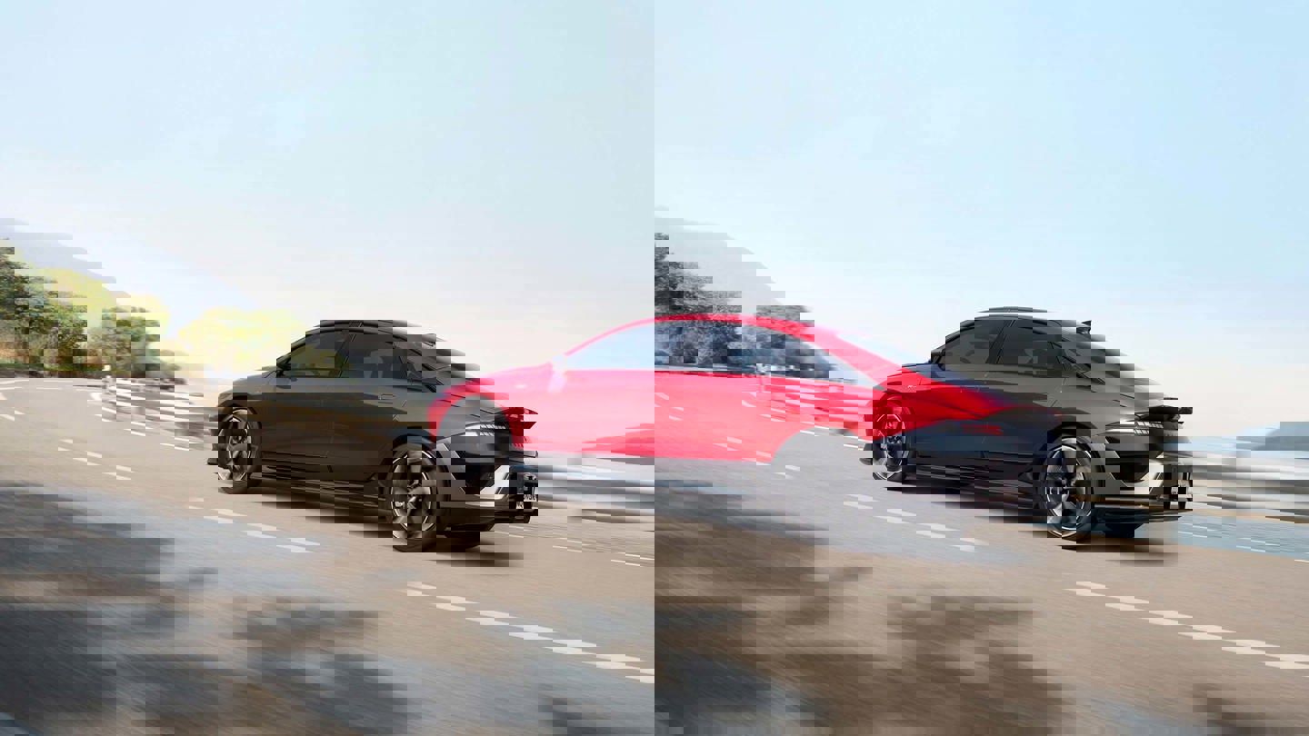 En rød Hyundai IONIQ 6 N-line der kører på en vej