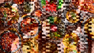 Skåle med forskelligt koreansk mad.