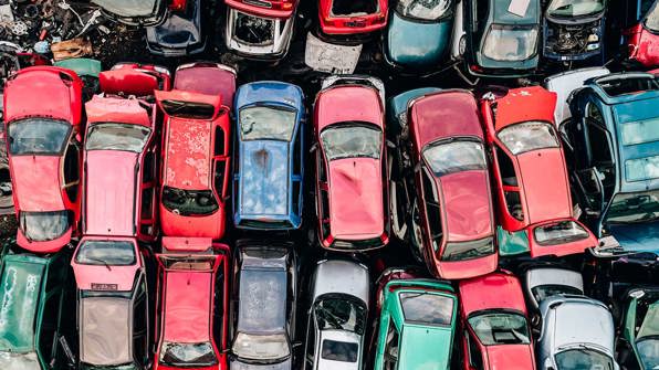 Hyundai ødelagte biler holdende på skrotteplads