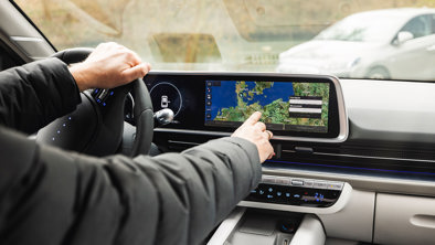 Carsten trykker på touchskærm i Hyundai IONIQ 6