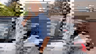 Kvinde læner sig op af Hyundai i10 N Line