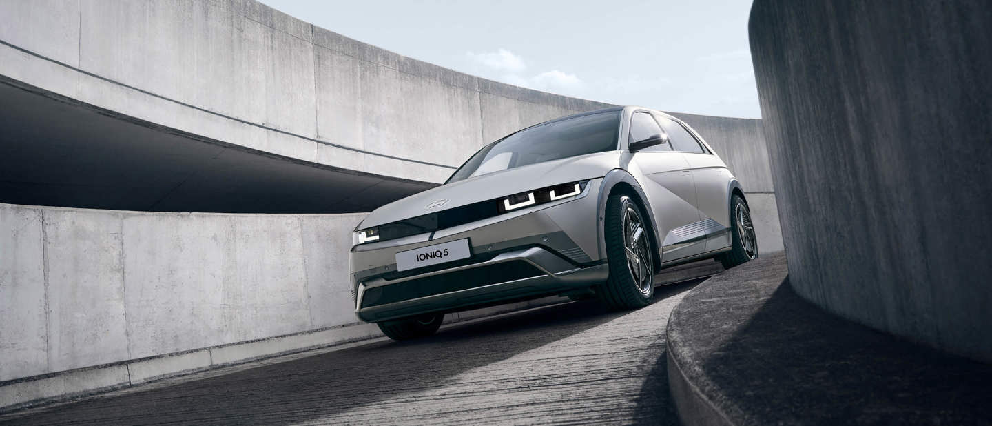 Hyundai IONIQ 5 med 5 års garanti kører på nedkøringsrampe