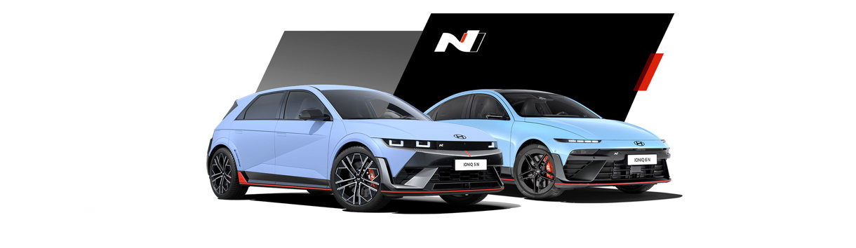 To sporty lyseblå Hyundai-biler med sorte og røde detaljer, set forfra på en hvid baggrund med en stiliseret N-grafik bag dem.