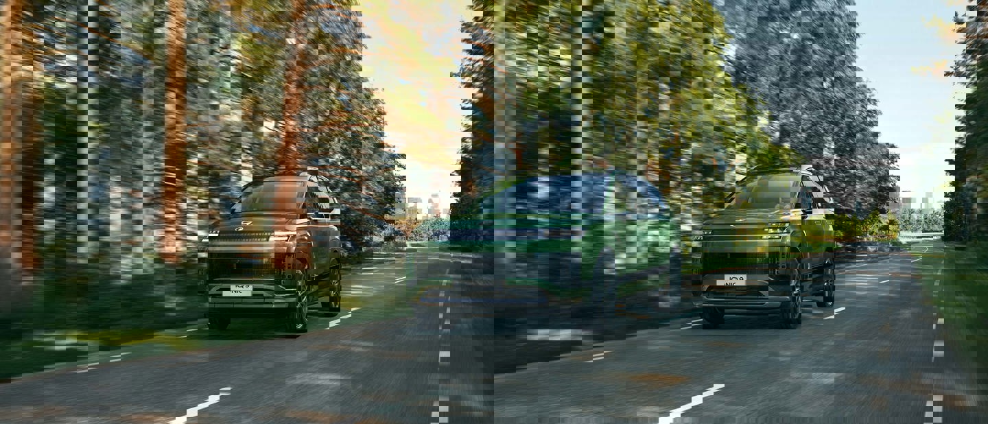 Hyundai IONIQ 9 kører på vejen i skoven