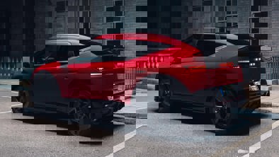 En parkeret bil ses gennem persienner inde i en bygning med refleksioner på glasset og lodrette linjer i baggrunden.