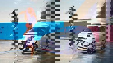 Holdende Hyundai i10 N Line ved bygning