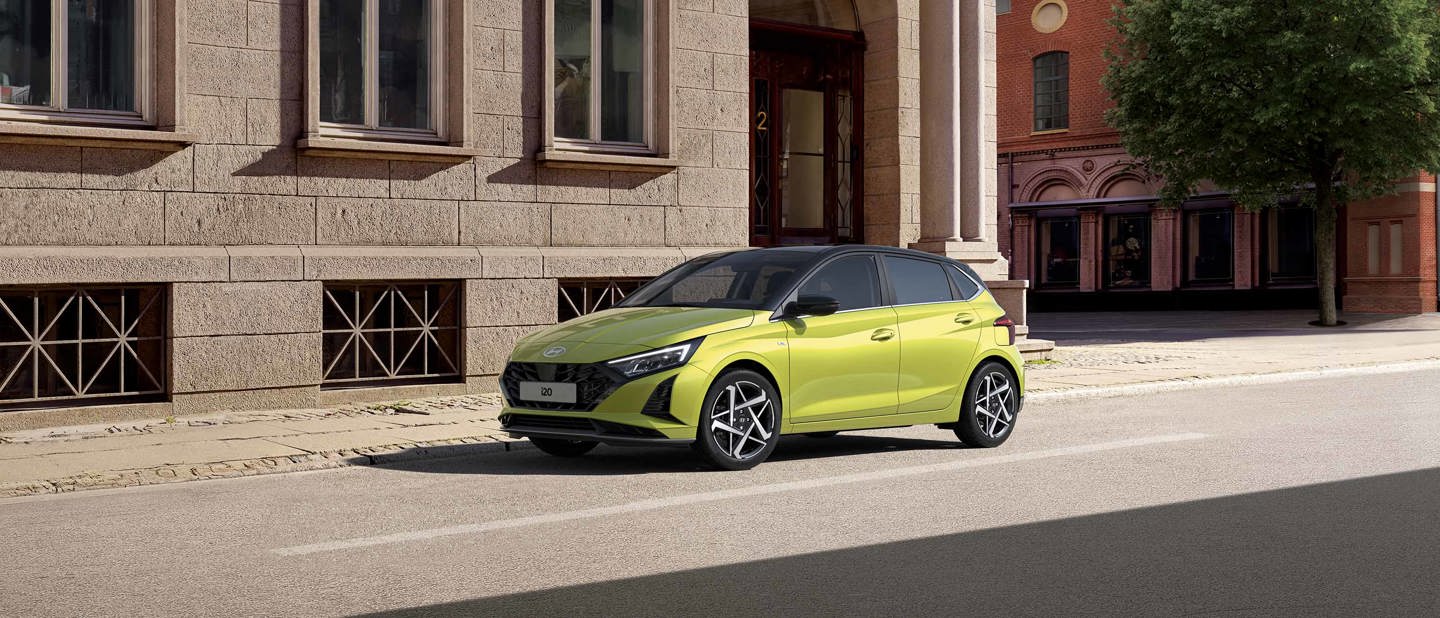 Hyundai i20 holder parkeret på vej