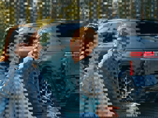 Pige og dreng sidder foran IONIQ 5