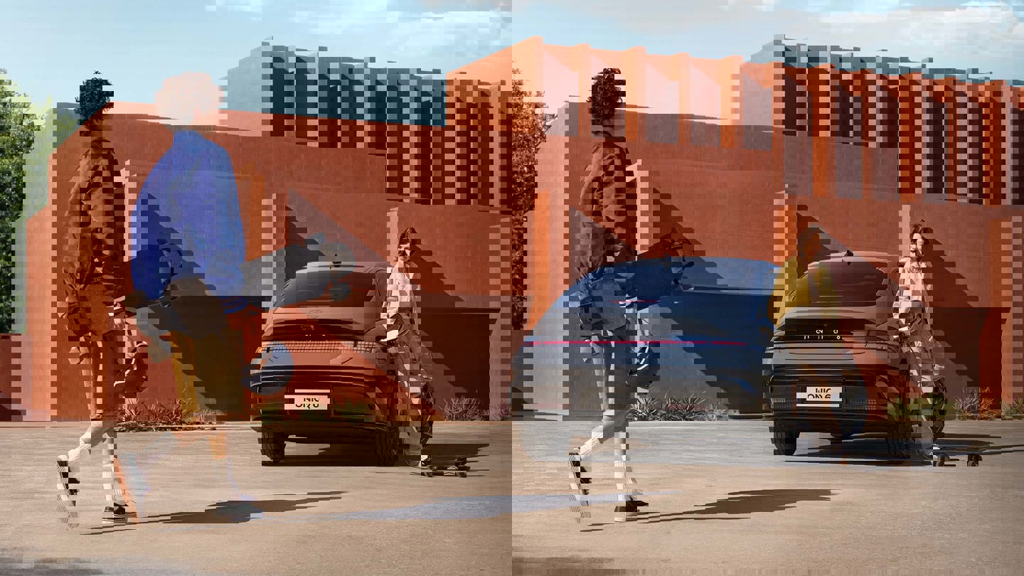 Den nye Hyundai IONIQ 6 set bagfra med to personer som står ved bilen