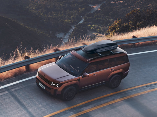 Hyundai SANTA FE med tilbehør der kører på bjergvej