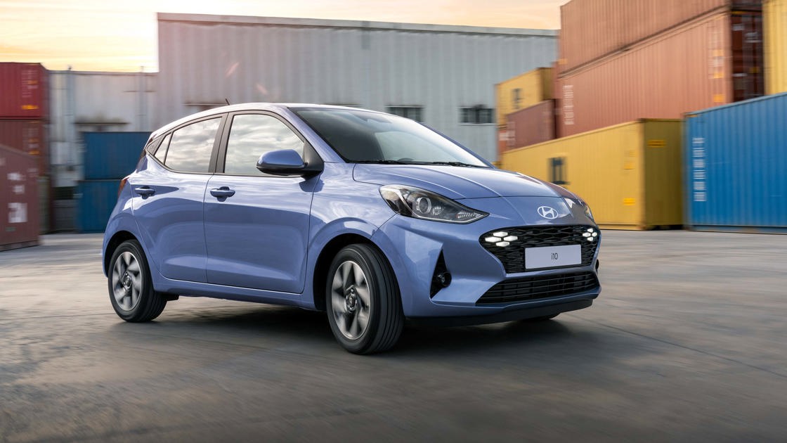 Blå Hyundai i10 set fra siden