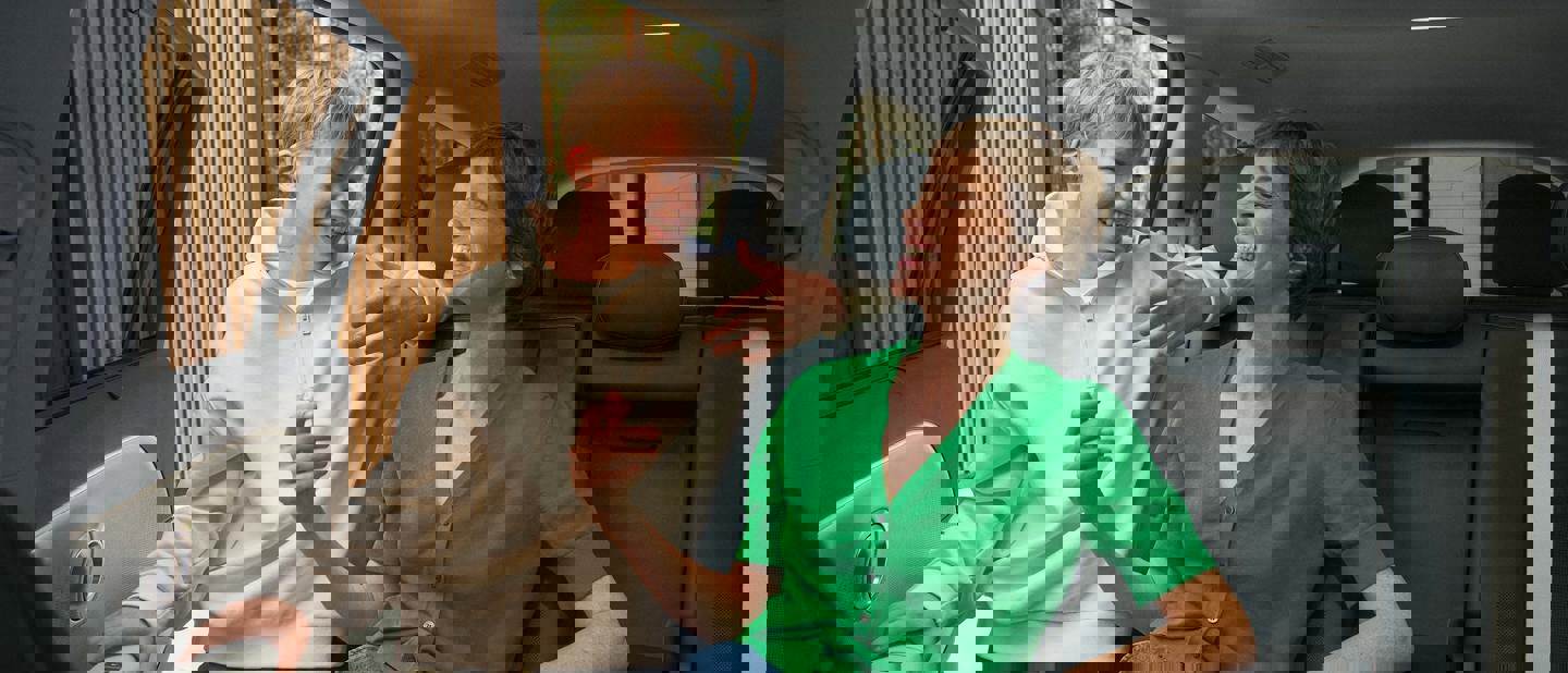 En kvinde og en dreng i en bil.