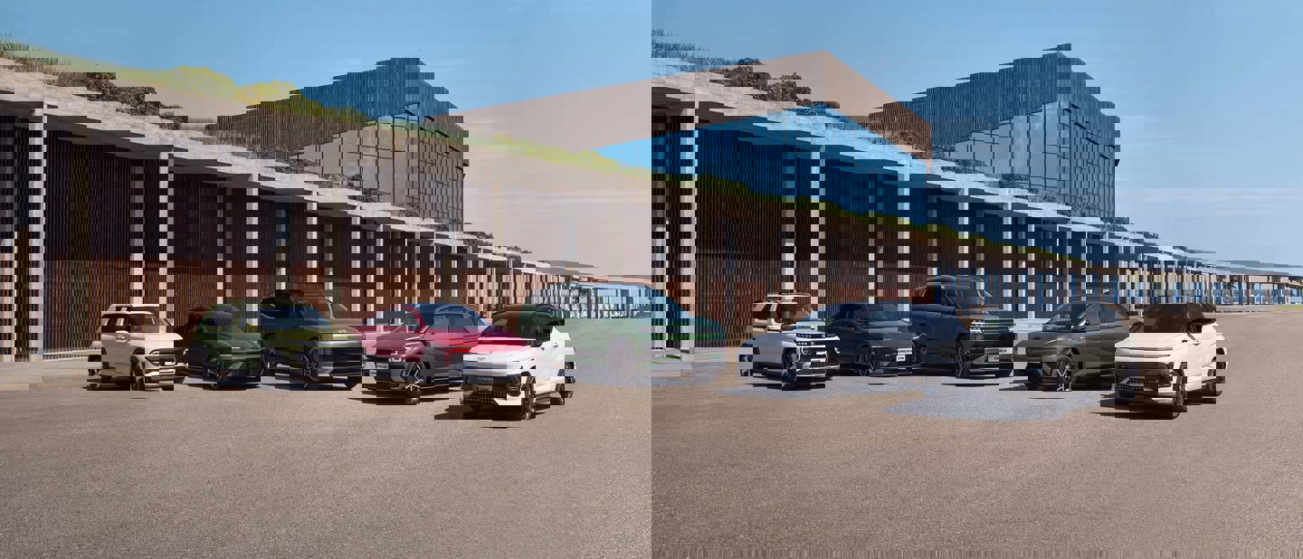 Forskellige Hyundai billeder holder parkeret udenfor