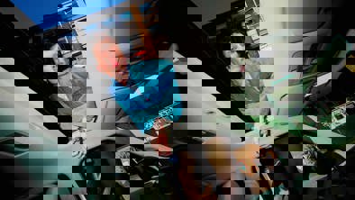 Person kigger ind af soltaget 