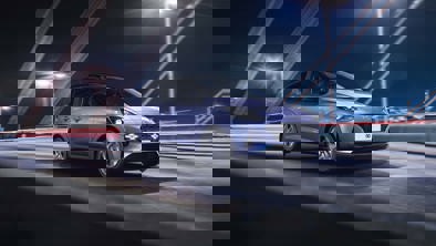 Hyundai i10 kørende om natten