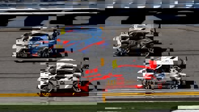 Hyundai motorsport n-modeller kører over målstreg 