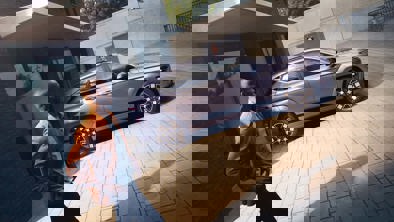 KONA Electric holder parkeret foran bygning og mand går forbi