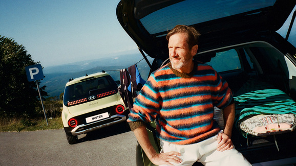 Mand der sidder i bagagerummet i Hyundai INSTER