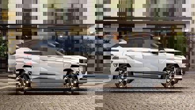 KONA Electric set fra siden i farven Atlas White