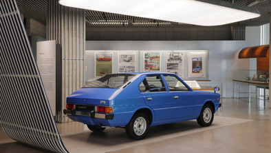 Blå Hyundai PONY bil