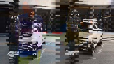 Mand står bagved parkeret Hyundai INSTER 