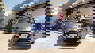 Kvinde på vej ind i Hyundai i10 parkeret i indkørsel