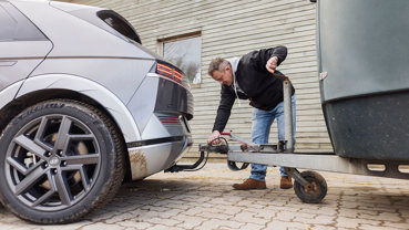 Hyundai-ejer montere hestetrailer på anhængertrækket af Hyundai IONIQ 5