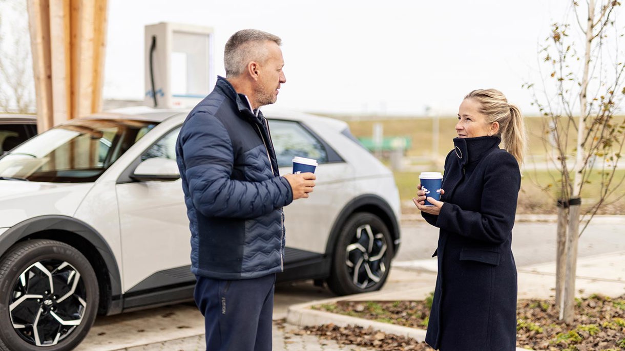 Hyundai-ejere drikker kaffe mens deres Hyundai IONIQ 5 oplades