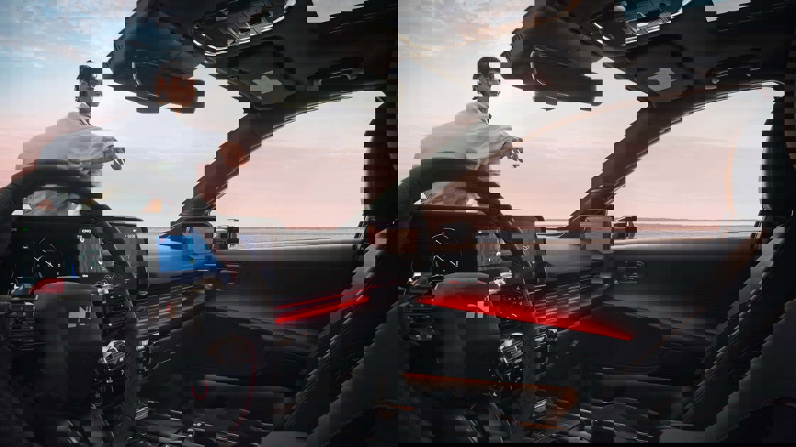 IONIQ 6 set indenfra hvor kvinde står udenfor