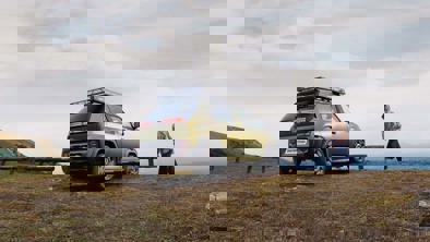 Kvinde står foran Hyundai INSTER Cross