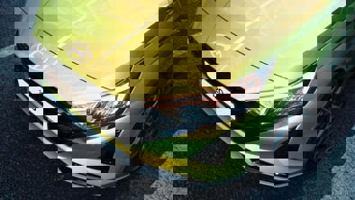 Fronten af Hyundai i20 med genskær fra solen