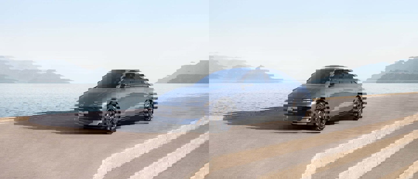 Den nye Hyundai IONIQ 6 der holder tæt ved havet