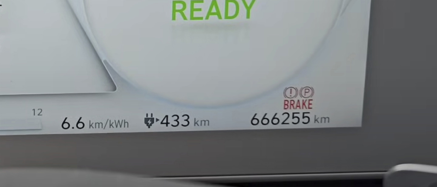 Navigationsskærm i en Hyundai viser 666255 km