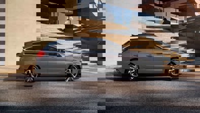 Grå Hyundai i30 Stationcar parkeret foran trappe ved bygning