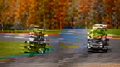 Hyundai motorsport n-model kørende i sving på racerbane