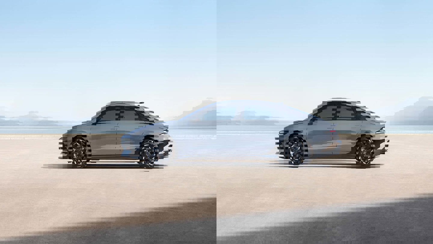 Den nye Hyundai IONIQ 6 set fra siden