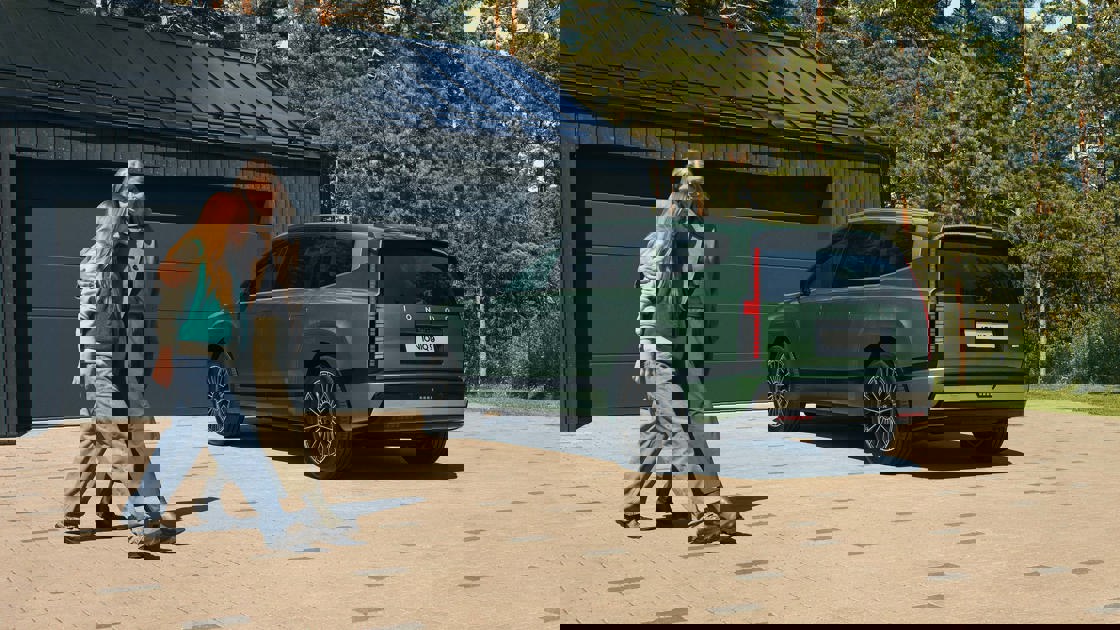 Kvinde og pige går foran IONIQ 9