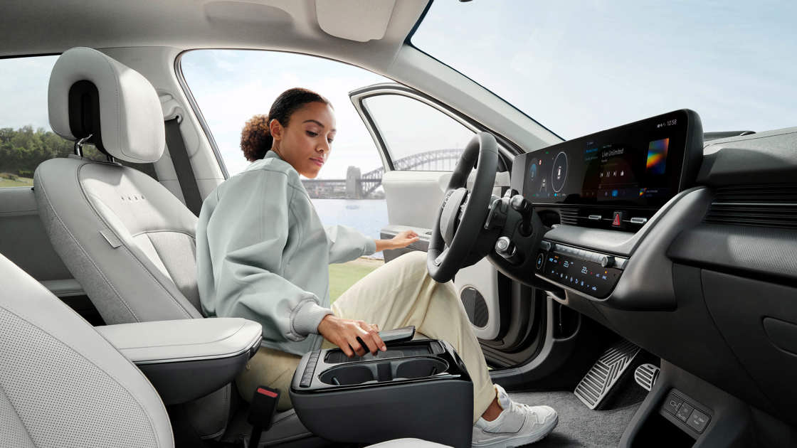 Kvinde sidder i Hyundai IONIQ 5 med Bluelink