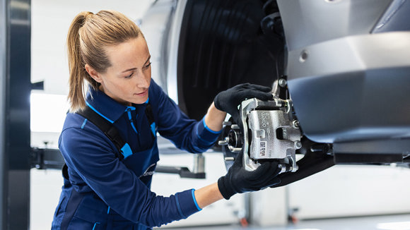 Hyundai-mekaniker laver bremseeftersyn på bil