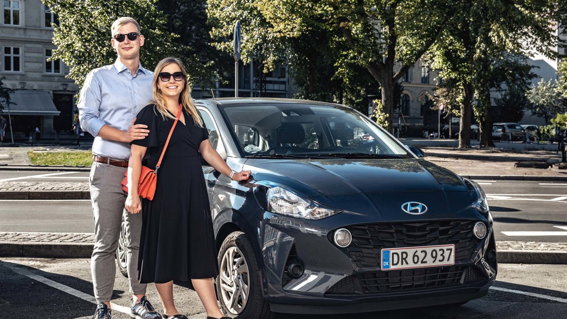 Hyundai-ejere ved siden af deres Hyundai i10