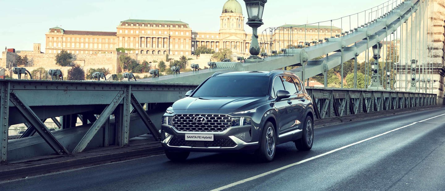 Hyundai SANTA FE Plug-in Hybrid kører på bro