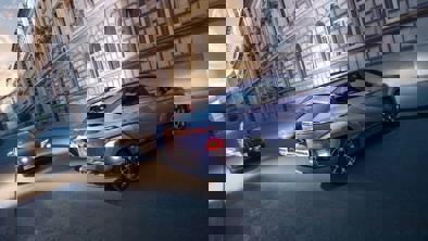 KONA Electric holder parkeret foran bygning